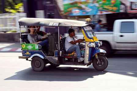 Khám phá Bangkok bằng xe Tuk Tuk