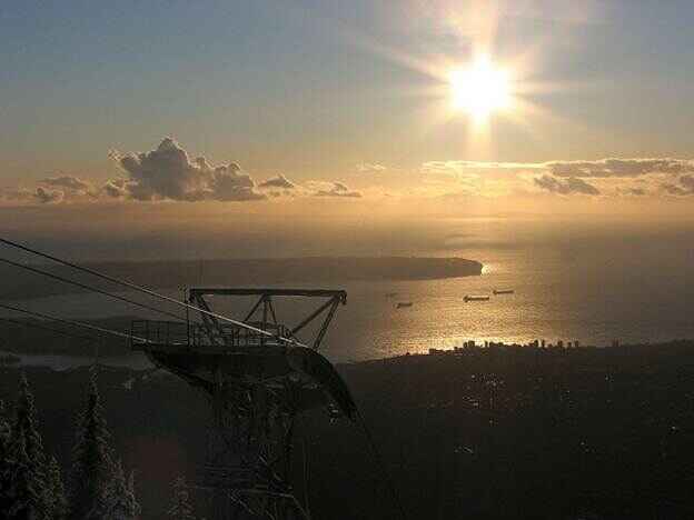 Ngắm hoàng hôn ở núi Grouse Mountain