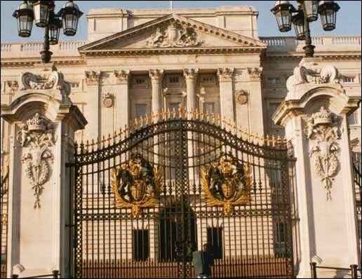 KinhNghiemDuLich.org Tour tham quan cung dien Buckingham khong phai xep hang