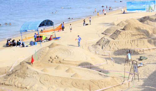  KinhNghiemDuLich.org  Doc dao trien lam dieu khac tren cat o Festival Bien Nha Trang