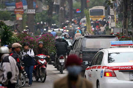 KinhNghiemDuLich.org Du xuan cho phoen giua Ha Noi