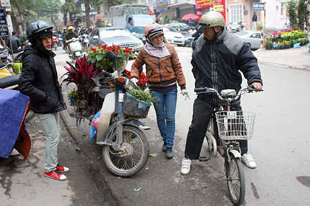 KinhNghiemDuLich.org Du xuan cho phoen giua Ha Noi