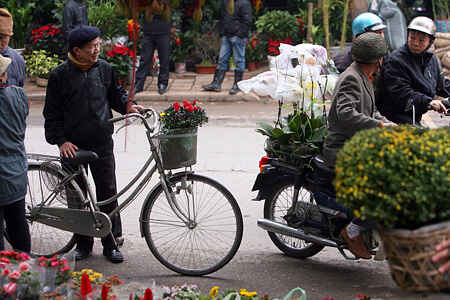 KinhNghiemDuLich.org Du xuan cho phoen giua Ha Noi