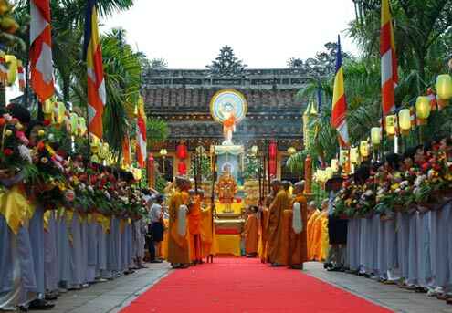 KinhNghiemDuLich.org   Hang nghin nguoi chen chan du dai le Phat dan