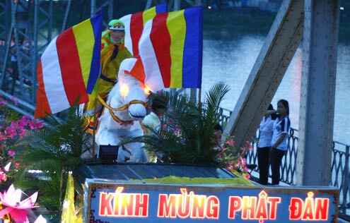  KinhNghiemDuLich.org   Hang nghin nguoi chen chan du dai le Phat dan