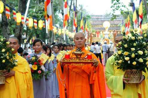 KinhNghiemDuLich.org   Hang nghin nguoi chen chan du dai le Phat dan