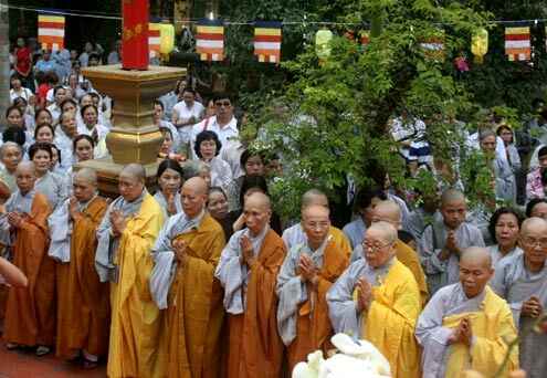 KinhNghiemDuLich.org   Hang nghin nguoi chen chan du dai le Phat dan