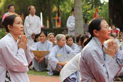  KinhNghiemDuLich.org   Hang nghin nguoi chen chan du dai le Phat dan