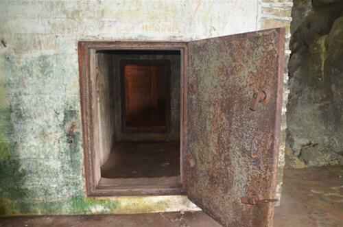 KinhNghiemDuLich.org Hang Quan Y benh vien da chien trong long nui