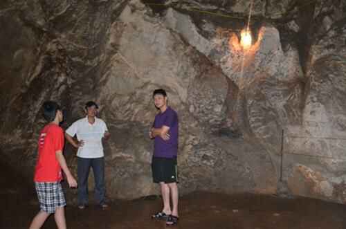 KinhNghiemDuLich.org Hang Quan Y benh vien da chien trong long nui