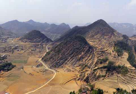 Khung cảnh dưới chân cột cờ Lũng Cú