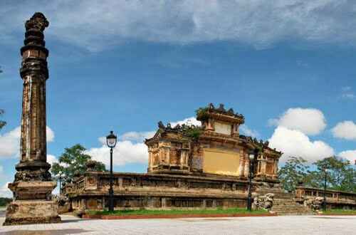 KinhNghiemDuLich.org Ve voi Hue thuong Quoc hoc Hue dau an thoi gian