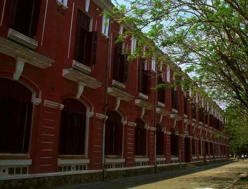KinhNghiemDuLich.org Ve voi Hue thuong Quoc hoc Hue dau an thoi gian