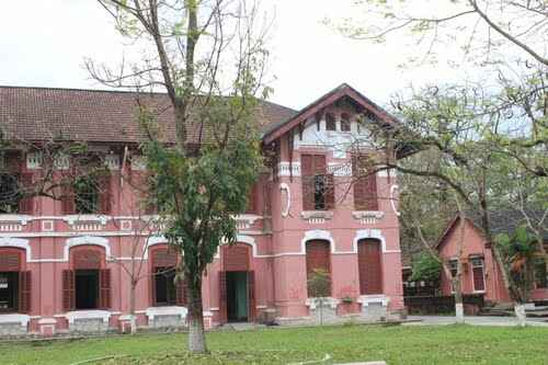 KinhNghiemDuLich.org Ve voi Hue thuong Quoc hoc Hue dau an thoi gian