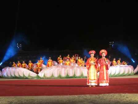 KinhNghiemDuLich.org Tai hien khong gian Dem Hoang Cung trong Festival Hue 2012