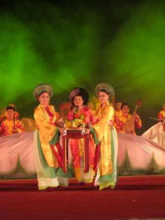 KinhNghiemDuLich.org Tai hien khong gian Dem Hoang Cung trong Festival Hue 2012