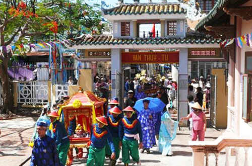 KinhNghiemDuLich.org Tung bung le hoi cau ngu day mau sax o Binh Thuan