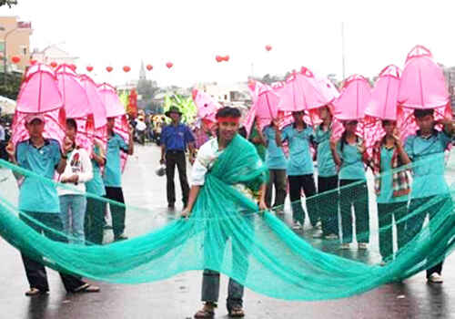 KinhNghiemDuLich.org Tung bung le hoi cau ngu day mau sax o Binh Thuan
