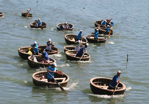 KinhNghiemDuLich.org Tung bung le hoi cau ngu day mau sax o Binh Thuan