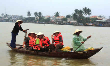 Về Hội An quăng lưới lắc thúng chai