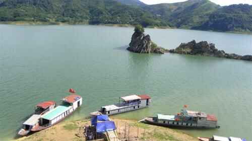 “Vịnh Hạ Long” trên sông Đà