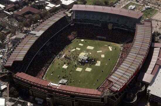 10 sân cỏ phục vụ World Cup